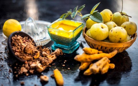 Naturalmente abbronzati: Scoprite le migliori erbe medicinali per un colorito sano e luminoso